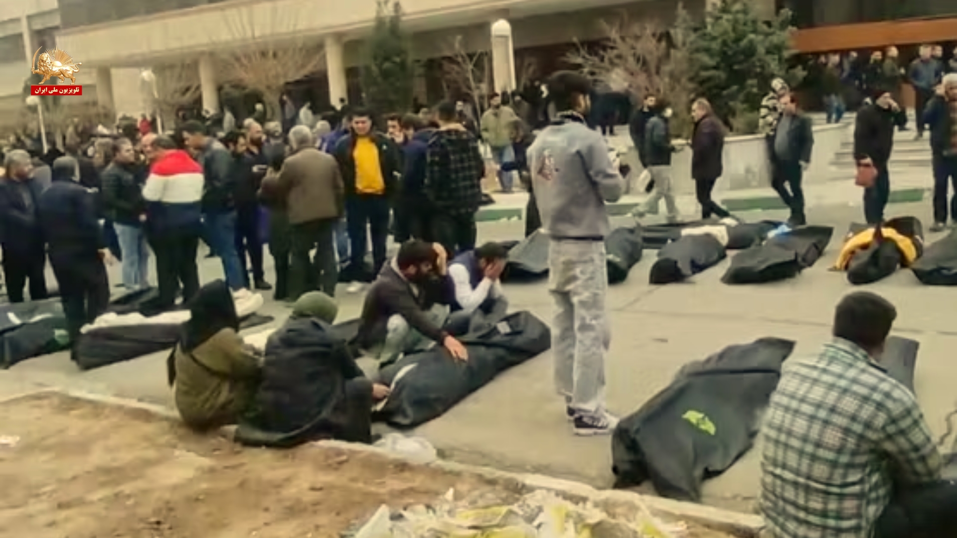 رژیم آخوندی پزشکان معالج را سرکوب میکند؛ لوموند: کنترل بر کادر درمان تشدید شده است